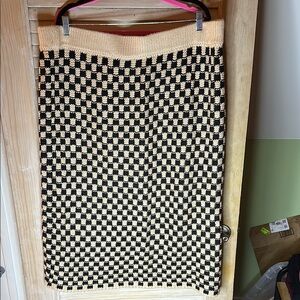 035 Ascot and Hart - Stylish Black and Tan Checkered Skirt - Size 2X